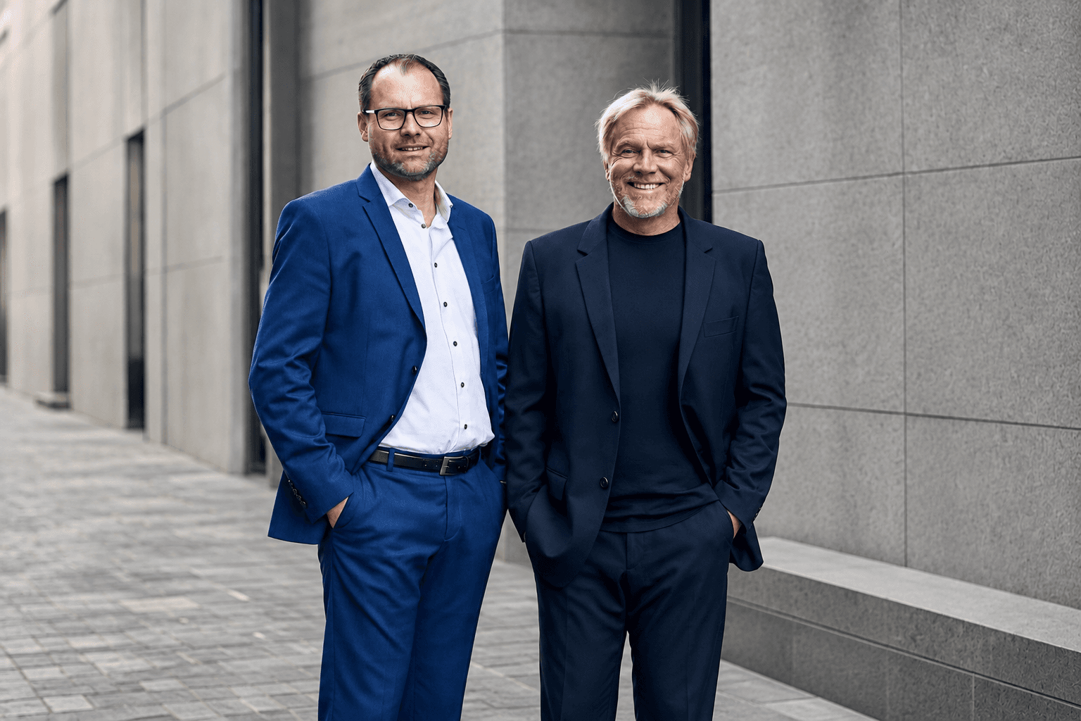 Zwei SHP-Berater vor einer hellen Natursteinfassade