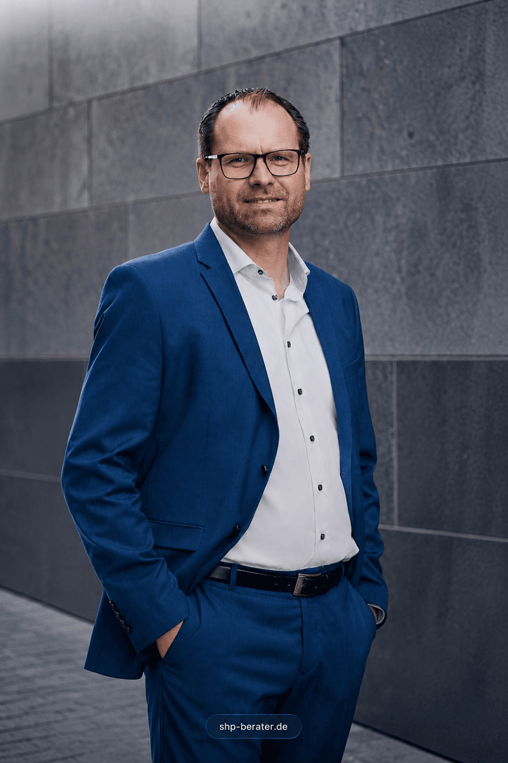 Portrait eines SHP-Beraters im blauen Anzug